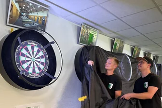 Verein aus dem Erzgebirge gibt dem Darts-Boom nach – und baut sich sein eigenes „Spielzimmer“ - Max Poppe (l.) und Paul Kretzschmar beim Enthüllen der Darts-Scheiben im neuen Domizil der Abteilung. Der SV Bermsgrün steigt in Kürze in den Spielbetrieb der Bezirksklasse ein.
