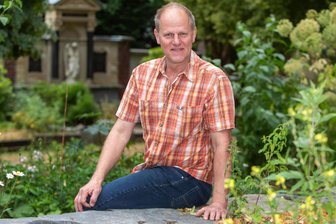 Verein der Freunde Plauens existiert seit mehr als 35 Jahren: DDR-Stempel als Zeitzeuge - Ullrich Franke - hier auf dem Friedhof II, dem Baumpark (Arboretum) an der Straße Am Preißelpöhl - ist seit 2022 Vereinschef der Freunde Plauens.