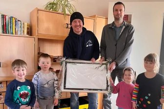 Verein erfüllt Wunsch von Oelsnitzer Kindergarten - Patric Seemann (links) und Jan Mädler überreichen ein Lichtpad an Kinder der Kita Sperkennest.