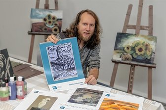 Verein führt mit Kunstkalender durchs nächste Jahr - Mario Schmidt hat den Druck eines Vereinskalenders angeschoben. Auf 13Blättern gibt es die Arbeiten von 16 Künstlern in verschiedenen Techniken zu sehen, in Öl, als Zeichnung, Druck und Radierung oder Plastik. Der Kalender ist für 15 Euro zu haben. 