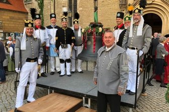 Verein gräbt vergessenes Erbe aus - Unterstützung für die Glockenweihe in Merseburg hatten die "Hilligers" durch die Historische Freiberger Berg- und Hüttenknappschaft. Acht Mitglieder, angeführt vom Vorsitzenden Heiko Götze (4. v. l.), sowie der Vorsitzende des Hilliger-Vereins Volker Haupt (rechts) nahmen teil. 