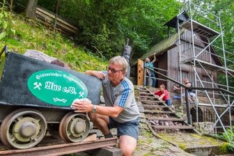 Verein hält Aues Bergbautradition hoch - Uwe Göppert, Wolfgang Neumann, Karsten Georgi und Steve Vogel (von links) gehören zum Bergbauverein Aue, der sich um den Vestenburger Stolln (hinten rechts) kümmert. Die Kaue wurde frisch gestrichen. 