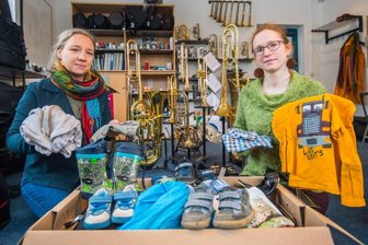 Verein hilft den Jüngsten in Afrika - Janice Stand und Anna Kroning (von links) sind die Gründerinnen des Chemnitzer Vereins Omwana, der mit Sach- und Geldspenden Kinder und Jugendliche im afrikanischen Uganda unterstützen will. 