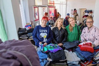 Verein hilft in Armut lebenden Menschen in Plauen mit Spenden - Das "Bruni" an der Beethovenstraße 2a ist nicht nur eine Kleiderkammer, aber auch dies. Fürs Annehmen und Sortieren aller Sachspenden sorgen die ehrenamtlichen Mitarbeiterinnen Mona, Sveta, Natalia, Silvana (von links) und Katia (nicht im Bild).