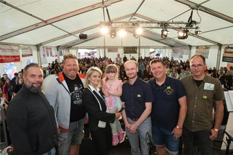 Verein im Erzgebirge gewinnt Duell - Bürgermeister muss schwitzen - Britt Anger (3.v.l.) mit Glückskind Emmi inmitten von Bürgermeister Thomas Mauersberger (3.v.r.) und einigen Stadträten.