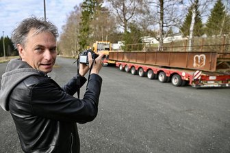 Verein im Erzgebirge rettet alte Bahnbrücke vorm Verschrotten - Marco Drosdeck, Vorsitzender des Fördervereins Historische Westsächsische Eisenbahnen (FHWE) freut sich über die Ankunft der geretteten Brücke in Hammerbrücke.