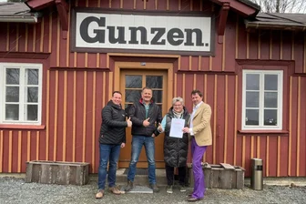 Verein im Vogtland kann neues Festzelt anschaffen - Andy Anders, Ingo Penzel und Christoph Kopp freuen sich über Leader-Geld von Simone von der Ohe.