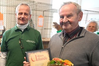 Verein im Vogtland stellt sich personell neu auf - Udo Apelt (links) ist seit Dezember neuer Vereinsvorsitzender. Günter Eichhorn (rechts) war von 1998 bis 2025 Kassierer. Er wurde zum Ehrenmitglied ernannt.