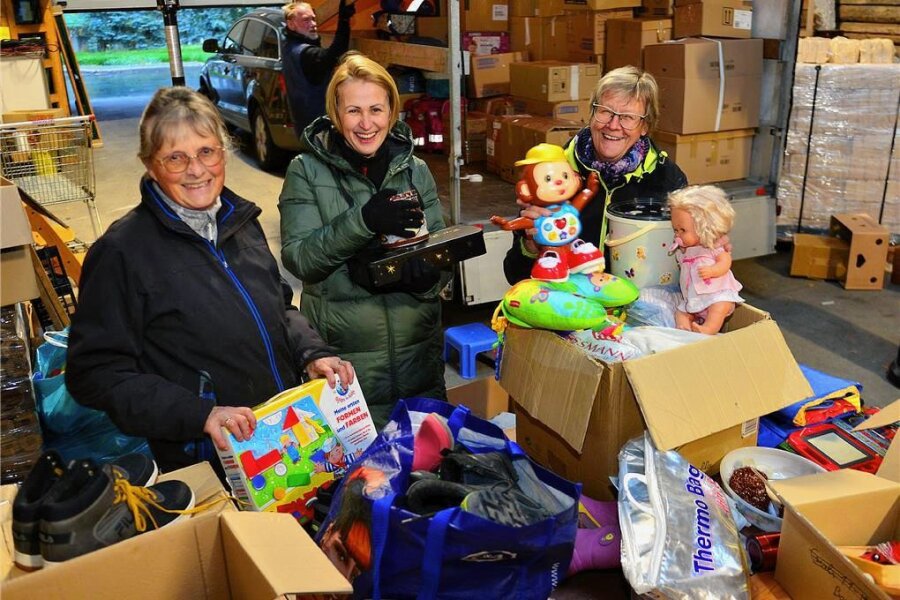 Verein in Hainichen organisiert Spendenaktion für Ukraine - Barbara Fischer, Lina Simkaitiene und Christl Kretschmann (v.l.) haben im vergangenen Jahr Spielsachen und Weihnachtsgeschenke im Lager in Hainichen für die Hilfstransporte in die Ukraine gepackt. 