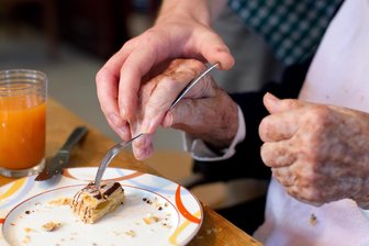 Verein informiert in Annaberg-Buchholz über Freiwilligendienste - Ein junger Mann, der ein Freiwilliges Soziales Jahr absolviert, hilft einer Bewohnerin einer Wohngemeinschaft für Demenzkranke.