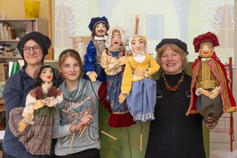 Verein lässt legendäre Frau aus dem Erzgebirge wiederauferstehen - Constanze Riedel-Sturge, Lea sowie Katrin Baumann (v. l.) zeigen einige der Stabpuppen, die in dem neuen Stück vorkommen.