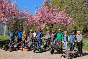 Verein macht Gelände An den Teichen in Werdau frühlingsschön - Gemeinsam haben die Vereinsmitglieder viel geschafft im Landwehrgrund.