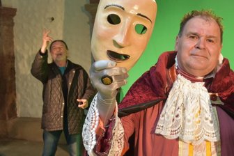 Verein plant Brücke der Versöhnung - Das Bild zeigt eine Spielprobe zum Theaterstück "Francesco d`Assisi". Arnim Schirmer spielt einen Bischoff. Im Hintergrund agiert Initiator und Regisseur Pier Giorgio Furlan. 