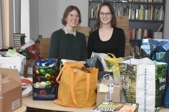 Verein plant vorerst letzten Hilfstransport - Johanna Jacob (links) und Nele Cihak vom Schülerrat, der zur Spendenaktion aufgerufen hatte. 