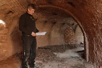 Verein rettet Industriedenkmal in Grüna - Der Vereinsvorsitzende Mike Lang in einem Teil der noch erhaltenen Brennkammer. Dieser soll erhalten und als eine Art Museum genutzt werden. 