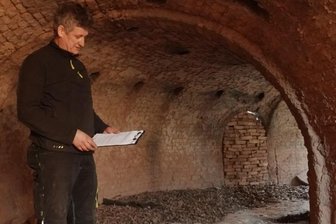 Verein rettet Industriedenkmal - Der Vereinsvorsitzende Mike Lang in einem Teil der Brennkammer. Dieser soll erhalten und künftig als eine Art Museum genutzt werden. 
