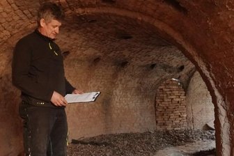 Verein rettet Industriedenkmal - Der Vereinsvorsitzende Mike Lang in einem Teil der Brennkammer. Dieser soll erhalten und künftig als Museum genutzt werden.