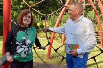 Verein schmiedet Pläne für Kinderheim-Außenanlage - Margitta Luther, die Gründerin des Vereins "Start ins Leben" und frühere Heimleiterin, im Gespräch mit dem jetzigen Vereinsvorsitzenden Michael Wagner im Außenbereich der Einrichtung an der Burgstädter Straße in Limbach-Oberfrohna.