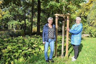 Verein sorgt für Zukunft des Reichenbacher Stadtparks - Heike Albert (rechts) und Ines Reißmann vom Förderverein Parkanlagen Reichenbach schauen sich die Baumspenden im Stadtpark an. 