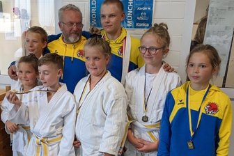 Verein stellt vier Meister - Vanessa Jung, Jason-Luca Krahl, Hannes Hüttner, Trainer Reinhard Zabel, Marlen Anke, Trainer Max Schwind, Pauline Päßler und Luisa Stütz (v. l.). vertraten den TSV Schlettau zur Bezirksmeisterschaft.
