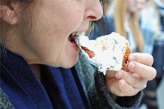 Verein sucht für Buchprojekt  Rezepte von Ellefeldern für Ellefelder - Bambes - wie hier bei der Kirwe in Erlbach - zählt zu den Leibspeisen der Vogtländer. Fast jeder bewahrt für die Kartoffelpuffer ein altes Familienrezept auf. Aber in den Schubladen schlummert sicher noch mehr. 