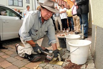 Verein veranstaltet Mahnwachen an Stolpersteinen in Döbeln, Leisnig, Hartha und Waldheim - Stolperstein-Künstler Gunter Demnig verlegte Gedenkplaketten unter anderem auch in Frankenberg.
