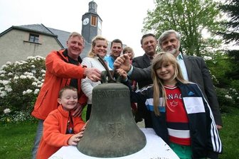 50 Jahre hing die Glocke im Borstendorfer Kirchturm. Erwachsene von links: Frank Krumbiegel, Annekathrin Bruder, Kirchenvorstände Ronny Auerbach, Heinz Wolf und Pfarrer Bernd Schieritz.