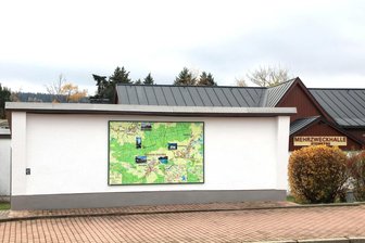 Verein verschönert Bushäuschen in Rothenkirchen - Am ehemaligen Bushäuschen können sich Ortsfremde einen Überblick über die Gemeinde verschaffen.