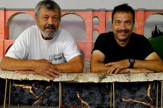 Verein von Oberheinsdorf: Eine Modellbahn im Baumstamm - Modellbahnanlage im Baumstamm. Bastler Mike Döbereiner (rechts) und Karl-Heinz Meyer vom Rollbockverein im Museum Lok-Schuppen. 
