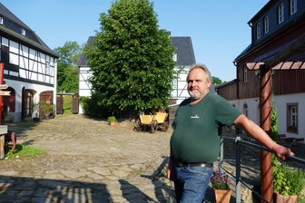 Verein vor dem Aus: Wer kümmert sich in Zukunft um bekanntes Veranstaltungshaus im Erzgebirge? - Das Ambrossgut in Schönbrunn ist für Konrad Meyer eine Herzensangelegenheit.
