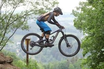 Verein weiht ersten legalen Trail ein - Lucas Arnhold bei einem Sprung auf dem neuen Trail. 