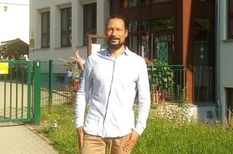 Verein will für jedes Schulkind in Langenbernsdorf einen Baum pflanzen - Gabriel Brenner, Vorsitzender des Schulverein, vor dem Hort der Grundschule. 