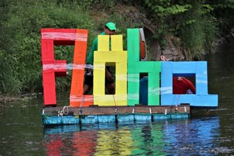 Verein will Kinder und Piraten wieder ins Wasser bringen - Bei der Gestaltung der Boote für das Flusspiratentreffen, wie hier 2018, sind den Kapitänen fast keine Grenzen gesetzt.