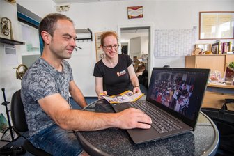 Verein will ugandische Musiker 2025 nach Chemnitz bringen - Wollen eine ugandische Brassband nach Chemnitz holen: Robin Kürschner, Landesmusikdirektor beim Sächsischen Blasmusikverband, und Anna Kroning, Vorsitzende des Vereins Omwana.
