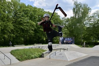 Verein wünscht sich Indoor-Skatepark in Zwickau: Was dafür aus Sicht der Stadt passieren muss - Florian Böttcher (11) trainiert im Fun-Park „Mercyland“ in Zwickau mit seinem Scooter.