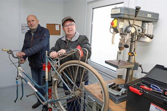 Vereine aus Werdau und Zwickau suchen online nach Verstärkung - Der Verein "Vielfalt für Bürger" aus Neukirchen sucht noch Verstärkung für die Fahrrad-Selbsthilfewerkstatt. Hier ein Foto aus 2019.