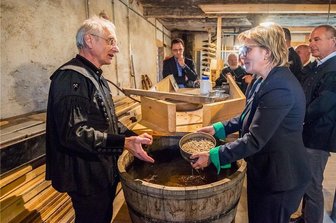 Vereine berichten Ministerin von Herzenswünschen und Notlagen - Im Wäschehaus der Fundgrube Wolfgangmaßen in Schneeberg erklärte Vereinsvorsitzender Volkmar Müller Ministerin Barbara Klepsch, wie früher das Erz gewaschen wurde. Die Vorrichtungen in diesem Gebäudeteil haben die Vereinsmitglieder alle selbst nach historischem Vorbild gebaut. 