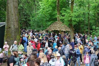 Vereine im Erzgebirge: Wie ein Dorf Projekten mit jedem Cent hilft - Der Heimatverein hat es auf die Beine gestellt: Das Tischl-Fest im Abtwald zu Pfingsten 2024 wurde von der Gemeinde Auerbach mit 600 Euro bezuschusst.