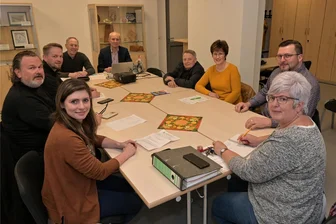 Vereine im Köhlerdorf Sosa freuen sich über neuen Dorfgemeinschaftsraum - Der Sosaer Ortschaftsrat: (r. v. v.) Lydia Teubner, Oliver Ternick, Frank Hahn, Tobias Unger, (l. v. v.) Markus Teubner, Beate Unger und Wolfgang Unger, Eibenstocks Bürgermeister Uwe Staab (h.) und Protokollantin Constanze Bauer (v.).