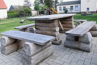 Vereine in der Region können sich Wünsche erfüllen - Neben dem Spielplatz am Begegnungszentrum in Altgeringswalde wurde rustikales Mobiliar aufgestellt. 
