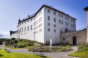 Vereine organisieren Brunnenfest im Garten von Schloss Wildenfels - Schloss Wildenfels mit Brunnen im Schlossgarten, wo am Freitag das Brunnenfest steigt.