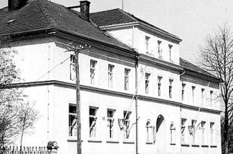 Vereine ziehen dieses Jahr nicht mehr ins Dorfgemeinschaftshaus - Ein Archivbild vom Gornsdorfer Ortschronisten Herbert Uhlig: Er nimmt an, es zeigt die Grundschule in den 1960er-Jahren.