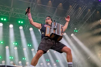 Vereinigte Bergbauernbuam: Andreas Gabalier rockt das Erzgebirge - Der Volks-Rock’n’Roller in Siegerpose – zwischen Stadionrock und Festzeltästhetik. Heimatgefühl trifft auf Adrenalin.