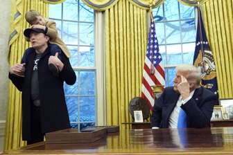 Vereinigte Staaten: Musks Machtübernahme - Beim offiziellen Pressetermin im Oval Office: US-Präsident Donald Trump (rechts) mit seinem Sonderberater Elon Musk und dessen vierjährigem Sohn X auf den Schultern.