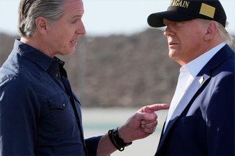 Vereinigte Staaten: Von der „lahmen Ente“ zum Gegenspieler Donald Trumps - Im Januar begegneten sie sich noch persönlich auf dem Flughafen in Los Angeles: US-Präsident Donald Trump (rechts) und der kalifornischen Gouverneur Gavin Newsom.