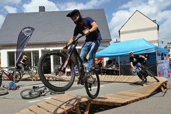 Vereins- und Einkaufstag lockt in Stollberger Innenstadt - Die Mountainbiker - vorn Kevin Ulbrich - hatten eine Pumptrack-Strecke aufgebaut.