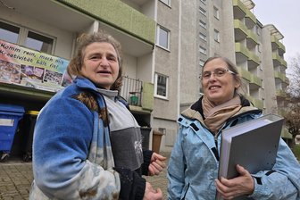 Vereinsarbeit zwischen Plattenbauten: Crimmitschauer Kreativzentrum überlebt dank großzügiger Geldgeber - Simone Tauber, Leiterin der Freizeiteinrichtung (r.), hat sich mit Vereinsmitglied Angelika Kaufmann vor dem Plattenbau in Crimmitschau getroffen, wo auch immer dienstags zum Seniorentreff eingeladen wird.