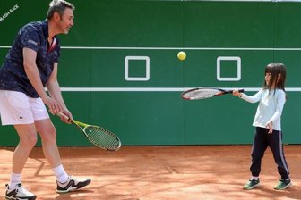 Vereinschef: "Alles andere als ein Elitesport" - Jörg Beyersdorf, der sich um den Tennisnachwuchs kümmert, freute sich über das Interesse zum Schnuppertag. Die fünfjährige Sarah hatte viel Spaß. Im Hintergrund ist die neue Trainingswand zu sehen.