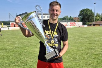 Vereinschef des SV Fortschritt Lunzenau nach dem Meistertitel: „Ich weiß, dass ich polarisiere“ - Mit dem SV Fortschritt Lunzenau schaffte Tommy Haeder den Durchmarsch in die Sachsenklasse. Am Sonntag gab es den großen Meisterpokal.