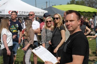 Vereinsfest Geringswalde punktet durch starkes Miteinander - Der Geringswalder Kommunalpolitiker Hendrik Fischer (vorn) setzt sich mit seinen Mitstreitern dafür ein, dass der Radweg bei Milkau im einstigen Gleisbett verläuft.